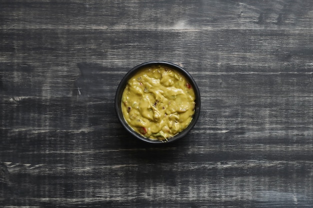 Heerlijke guacamole saus in een kom