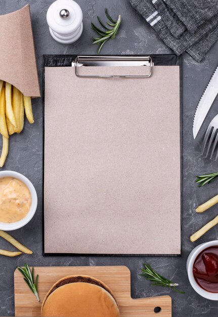 Heerlijke hamburger en frietjes met klembord naast