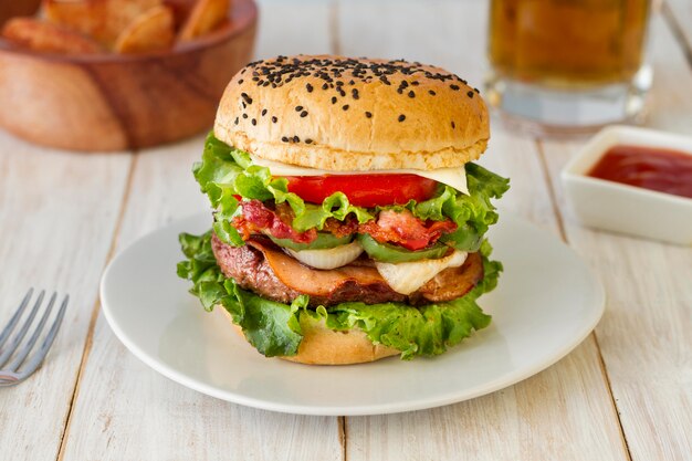 Heerlijke hamburger met op plaat