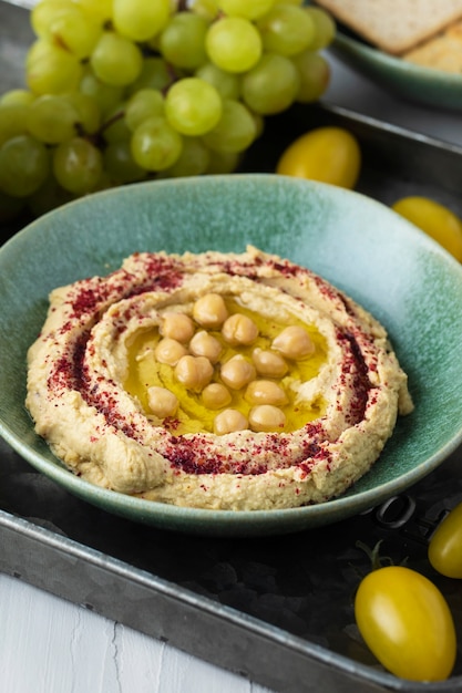 Gratis foto heerlijke hummus en druiven hoge hoek