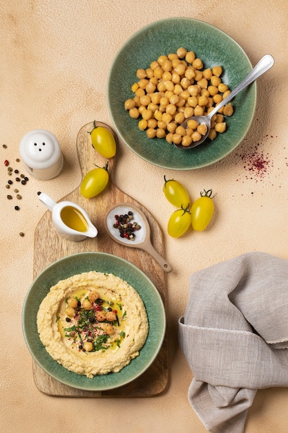 Gratis foto heerlijke hummus op plaat stilleven bovenaanzicht