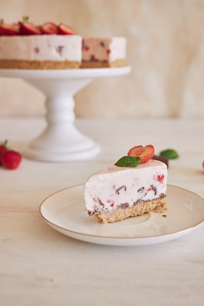 Gratis foto heerlijke ijsyoghurtcake met koekbodem en aardbeien - perfect voor de zomer