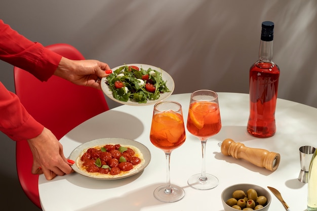 Gratis foto heerlijke italiaanse cocktail met realistische achtergrond