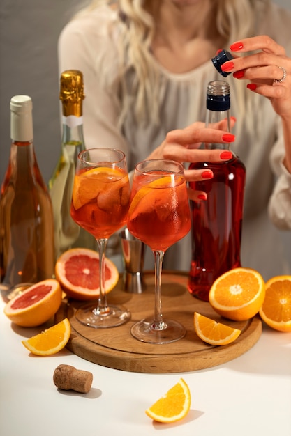 Gratis foto heerlijke italiaanse cocktail met realistische achtergrond