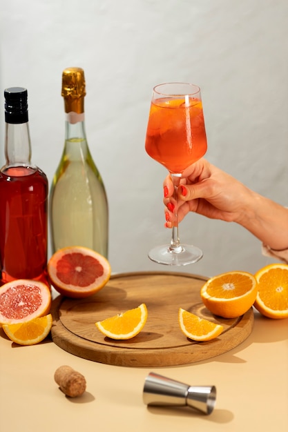 Gratis foto heerlijke italiaanse cocktail met realistische achtergrond