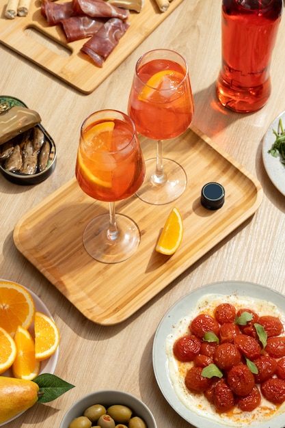 Gratis foto heerlijke italiaanse cocktail met realistische achtergrond