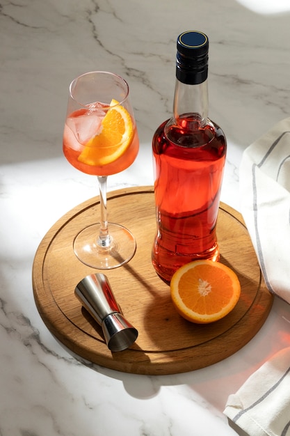 Gratis foto heerlijke italiaanse cocktail met realistische achtergrond