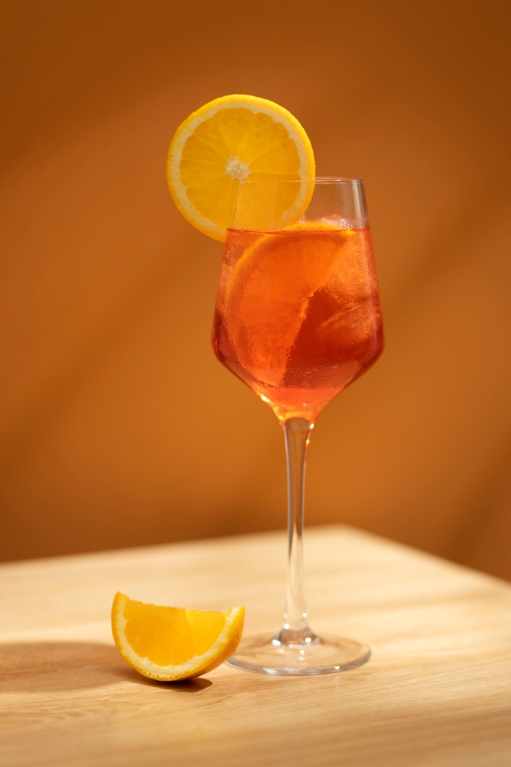Gratis Foto heerlijke italiaanse cocktail met realistische achtergrond