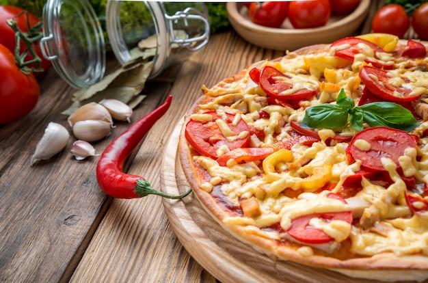 Heerlijke italiaanse pizza in een restaurant op het houten bureau