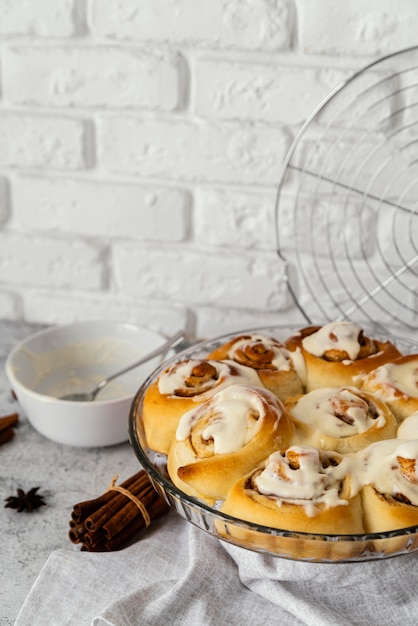 Heerlijke kaneelbroodjes met slagroom