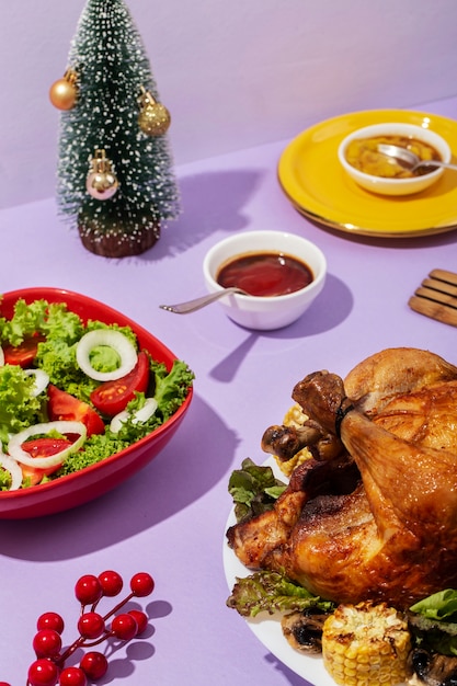 Heerlijke kip en salade op paarse achtergrond