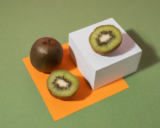 Gratis foto heerlijke kiwi-arrangement onder hoge hoek