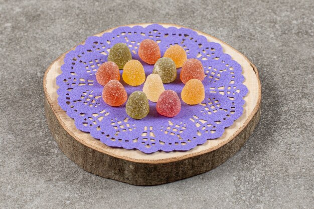 Heerlijke kleurrijke marmelade, op houten bord.