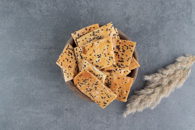 Heerlijke knapperige crackers met tarwe op een houten kom