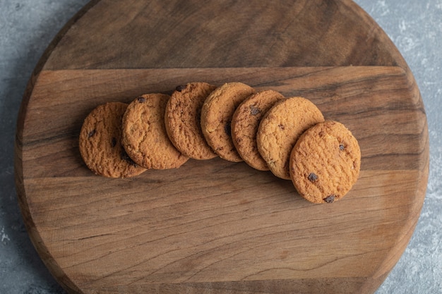 Gratis foto heerlijke koekjes met chocolade op een houten bord.