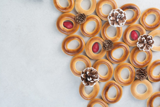 Heerlijke koekjes met dennenappels van Kerstmis op witte achtergrond. Hoge kwaliteit foto