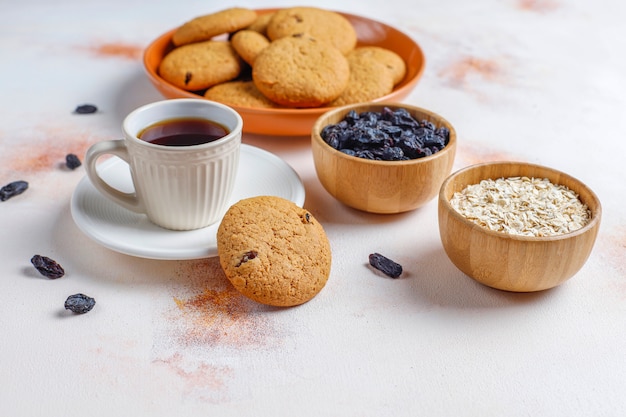 Heerlijke koekjes met rozijnen en havermout, bovenaanzicht