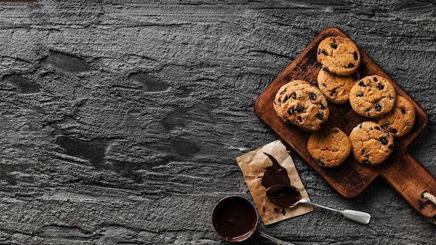 Heerlijke koekjes op een houten bord met chocolade