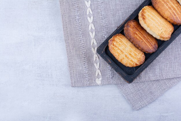 Heerlijke koekjes op zwarte plaat met tafelkleed.