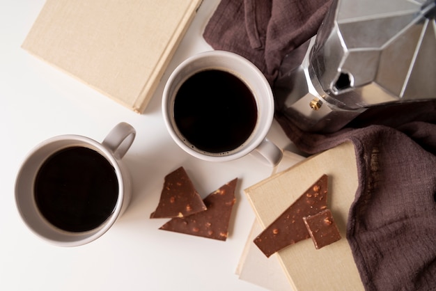 Gratis foto heerlijke koffie en stukjes chocolade