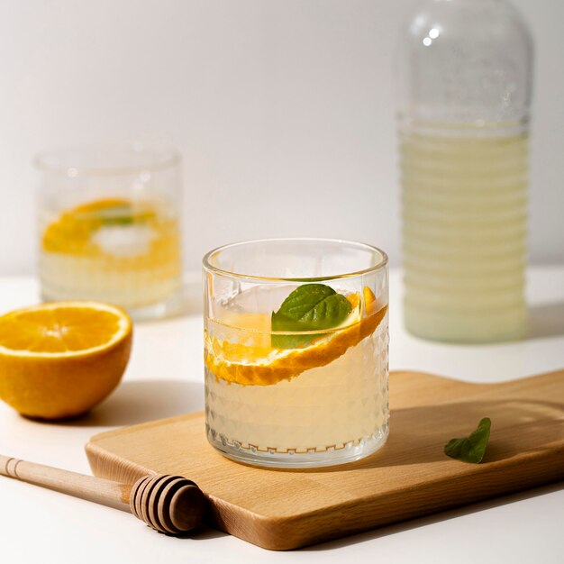 Heerlijke limonade met sinaasappelschijfje