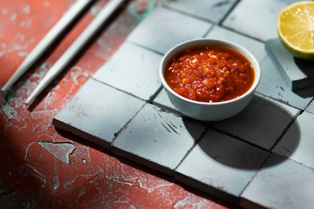 Gratis foto heerlijke maaltijd met sambal assortiment