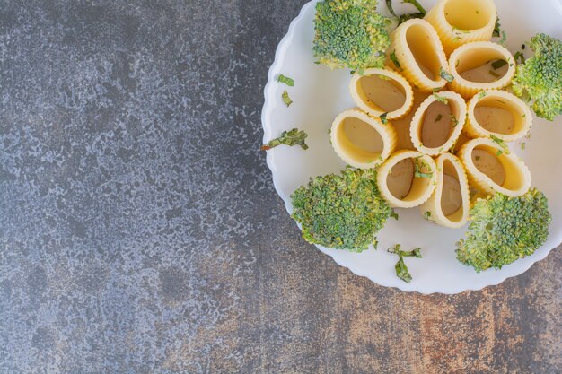 Gratis foto heerlijke macaroni op witte plaat