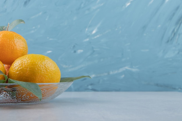 Heerlijke mandarijnvruchten op glasplaat