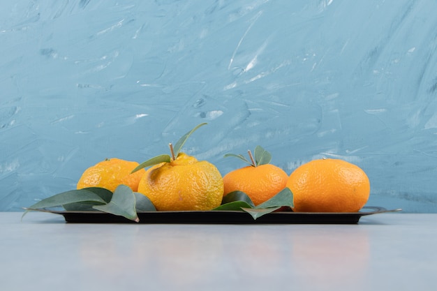 Heerlijke mandarijnvruchten op metalen dienblad