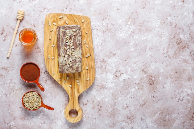 Heerlijke marmeren halva met zonnebloempitten, cacaopoeder en honing