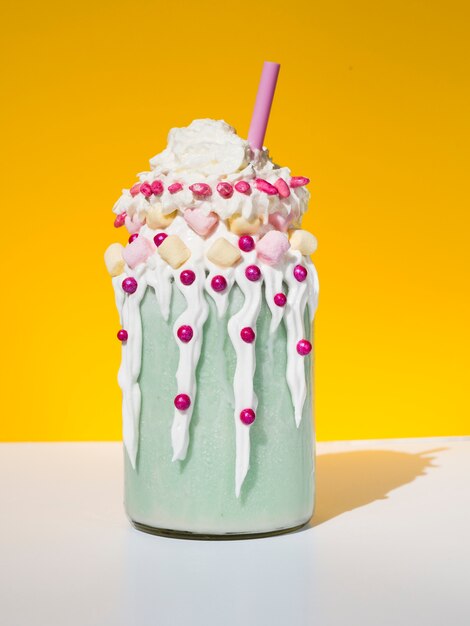 Heerlijke milkshake met gele achtergrond