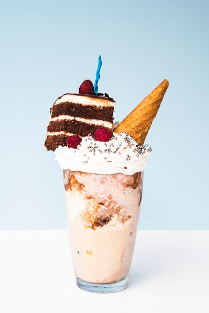 Gratis foto heerlijke milkshake met ijshoorntje en cake