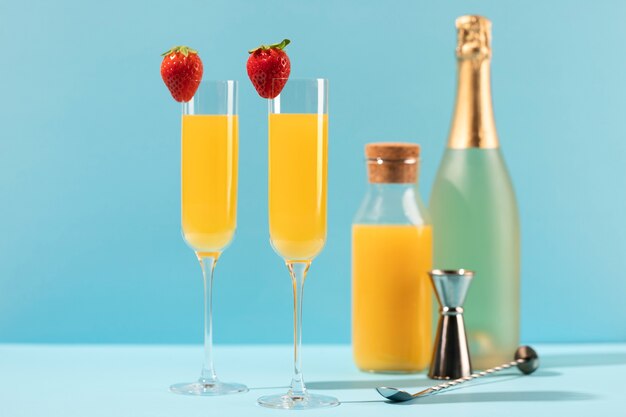 Heerlijke mimosa hoge glazen met aardbeien