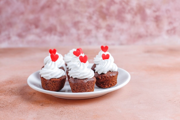 Gratis foto heerlijke mini chocolade cupcakes voor valentijnsdag.