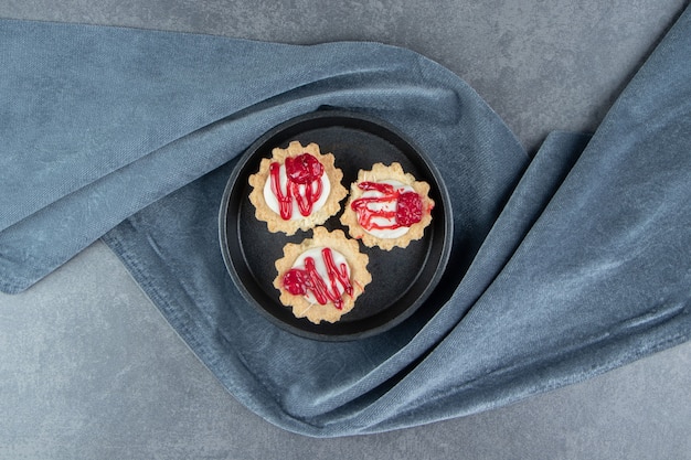 Heerlijke mini cupcakes op een donker bord