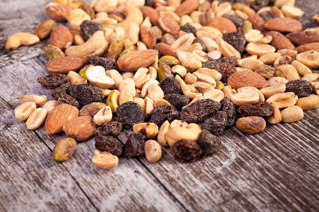 Heerlijke Mix van gezonde rauwe noten op houten achtergrond in studio foto. Gezonde biologische snack