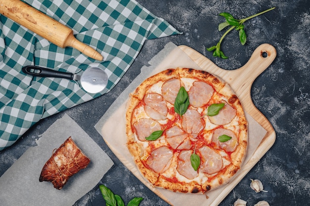 Heerlijke Napolitaanse pizza op een bord