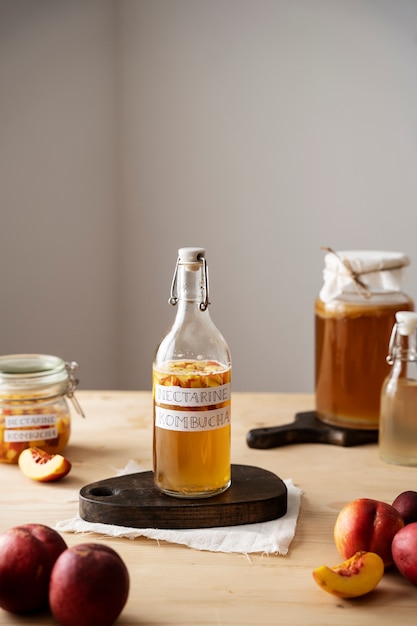 Gratis foto heerlijke nectarine kombucha fles met etiket