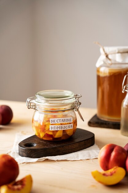 Heerlijke nectarine kombucha pot met etiket