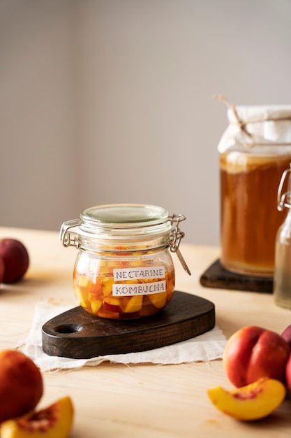 Heerlijke nectarine kombucha pot met etiket