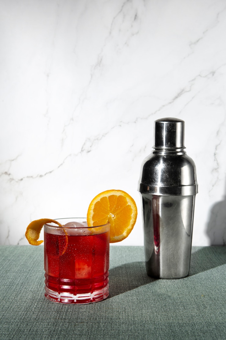 Gratis Foto heerlijke negroni-cocktail met sinaasappelschijfje