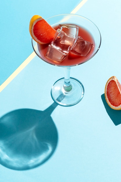 Gratis foto heerlijke negroni-cocktail onder hoge hoek