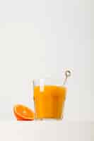Gratis foto heerlijke oranje smoothie met lage hoek
