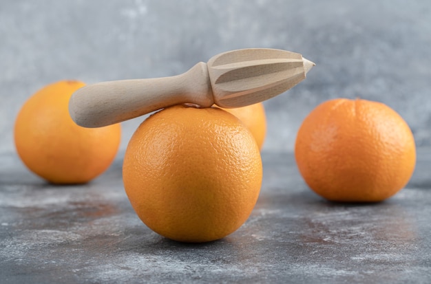 Heerlijke oranje vruchten op marmeren tafel.