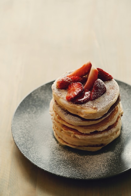 Gratis foto heerlijke pannenkoeken met aardbeien