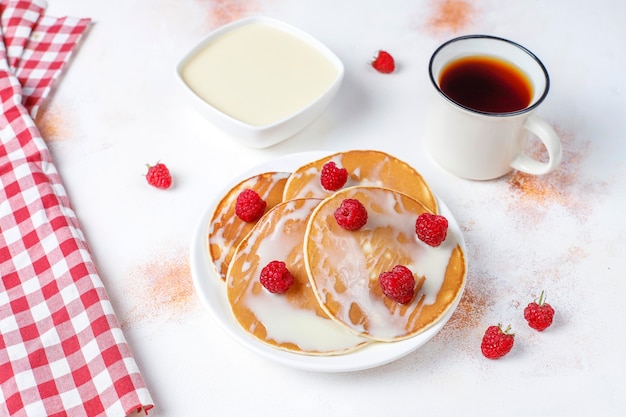 Heerlijke pannenkoeken met gecondenseerde melk.