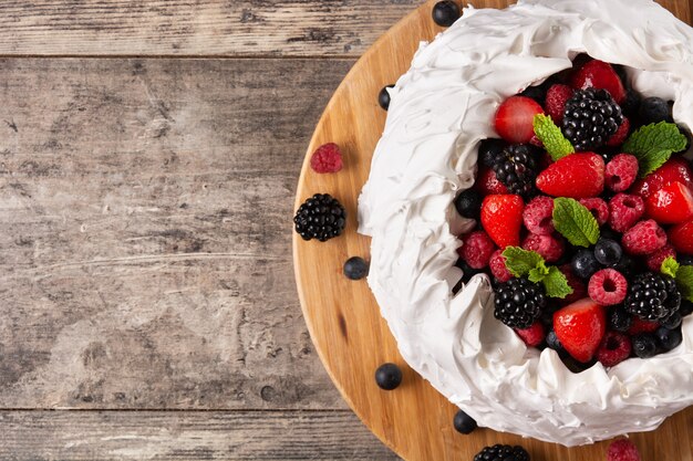 Heerlijke Pavlova cake met meringue topping en verse bessen