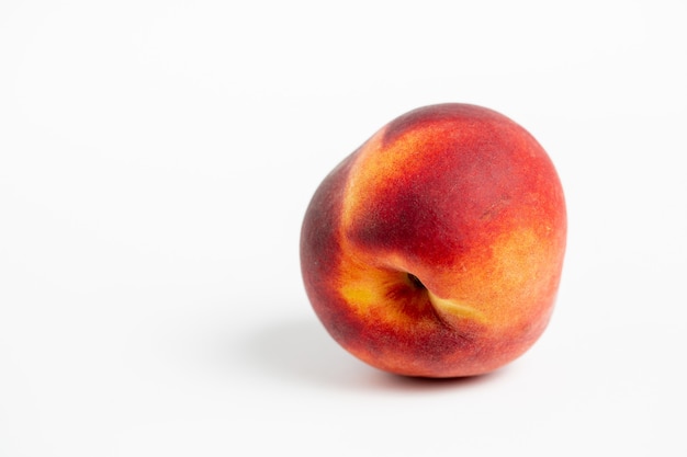 Heerlijke perzik geïsoleerd op een witte achtergrond