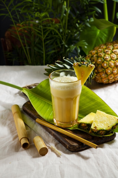 Heerlijke pina colada-cocktail met bladeren