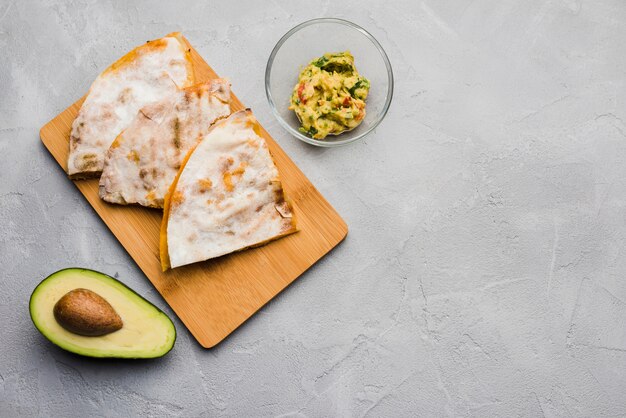 Heerlijke pita in de buurt van guacamole en avocado